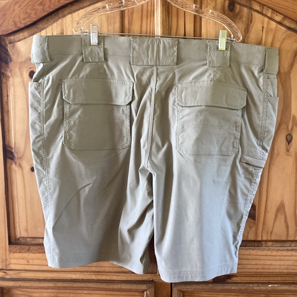 Men’s Duluth Flex Dry On The Fly light tan flat front cargo shorts size 48 - Picture 5 of 10